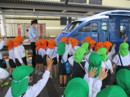青いソニックを見て、子どもたちは大喜びでした。<br />
<br />
「駅には何台電車があるの？」<br />
「なぜ、電車はぶつからないの？」<br />
などの質問にも答えてくれました。