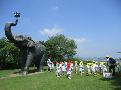大分市美術館に到着！<br />
大きな象の像を見て、大喜び。<br />
お天気も最高でした！