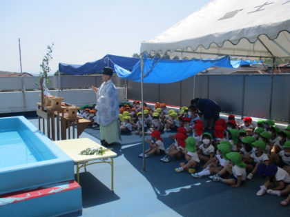 今日はとても暑かったですね。<br />
幼稚園では少し早いプール開きをしました。<br />
護国神社より神官さんに来ていただいて<br />
安全に水遊びを楽しめるように<br />
お祈りしました。