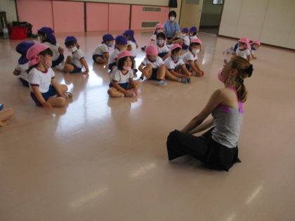 テーマパークダンス　<br />
Be Happyからsachiko先生が来てくれました！<br />
子どもたちに終始、笑顔！笑顔！のsachiko先生。<br />
初めは緊張気味だった子どもたちも<br />
どんどん笑顔になってきました。