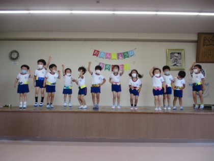 誕生日のお祝いに<br />
ばら組の子どもたちが<br />
ダンスを披露してくれました。<br />
とっても元気なダンスで、盛り上がりました。