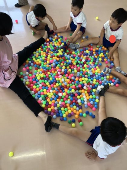 年長組はＯＰＡＭから先生が来てくださり、楽しい活動をしました。<br />
こんなにたくさんのカラフルボールを使えるなんて幸せです。