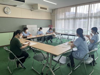 幼稚園の先生たちの研修報告会の様子です。<br />
今年度もたくさんの研修に参加しています。<br />
みんなで情報共有し、２学期からの保育に活かしていきます。