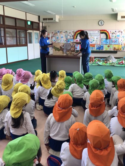 地域の絵本の会の方々が昔話や紙芝居、絵本を読んでくださいました。２歳児も参加し、落ち着いてお話を聴いていましたよ。<br />
絵本が大好きな子どもたちです。貴重な時間をいただきありがとうございました。