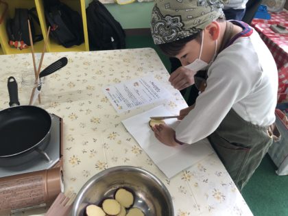 親子でクッキング<br />
４歳は芋きんぴらを作りました。