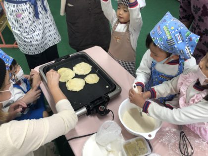 親子でクッキング<br />
３歳はじり焼きを作りました。<br />
