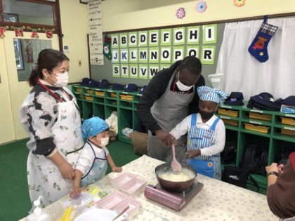 親子でクッキング<br />
英語クラスは担任の先生の国の料理マハブランカを作りました。