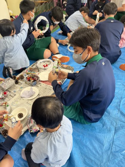 稙田西中学校３年生とのふれあい。<br />
身体は大きくてもとっても優しいお兄さんとお姉さんです。<br />
この日はクリスマスリースを作り、ダンスを踊り、お互いにプレゼントを交換しました。<br />
子どもたちがプレゼントしたメダルをつけたまま中学校へ歩いて帰る姿が微笑ましかったです。<br />
写真はありませんが、１２月は大相撲も見に行きました。<br />
本物を見ることで将来力士を目指す子どもがいるかも・・・<br />
このような体験も大切にしています。