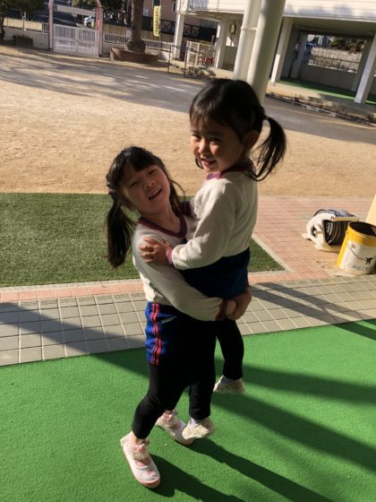 朝の可愛い姿♡年長さんが年少さんを抱っこ。２人もおきくなったなあ。。。朝からこちらまで笑顔になりました。子どもたちの心優しい姿。大人も見習わないといけないですね。日々子どもたちに教えられます。