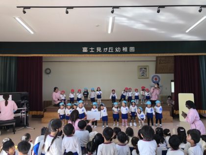 ２月の発表会に向けておけいこも進めています。未満児も大きなステージで全身使って表現を楽しんでいます。“可愛いね”と以上児は大歓声です。