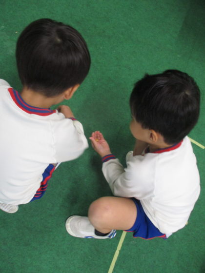 ４歳児の日常の様子です。ゴミ拾いを自分たちでしています！！自主的な子どもたちに成長しています。