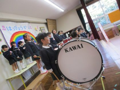 合奏の様子です。ピアノの音をよーく聴いて演奏しました。