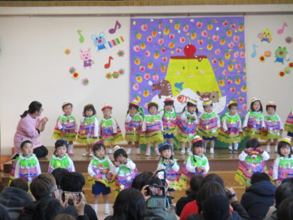 未満児さんは可愛い衣装と可愛い姿。それだけで会場は癒されました。