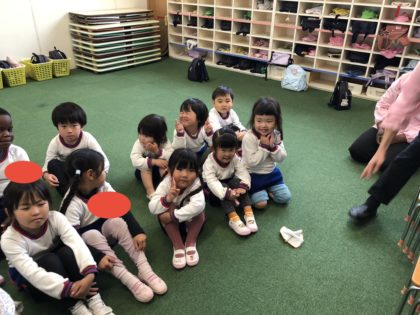 先生次は年少組になるよー！！ちょっぴり照れています。。。可愛いです。